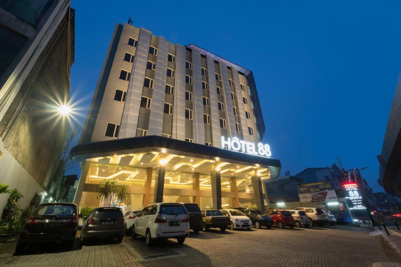 Hotel 88 Itc Fatmawati Jakarta By Wh מראה חיצוני תמונה