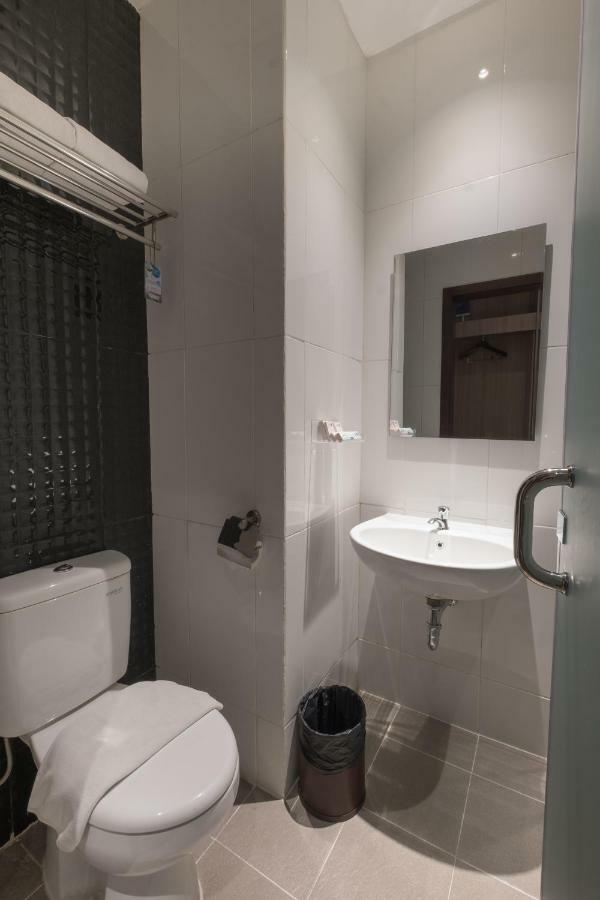 Hotel 88 Itc Fatmawati Jakarta By Wh מראה חיצוני תמונה
