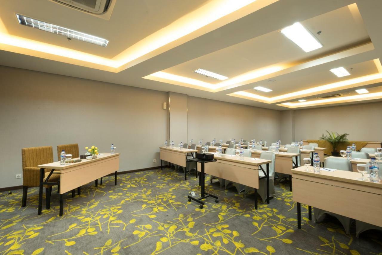 Hotel 88 Itc Fatmawati Jakarta By Wh מראה חיצוני תמונה